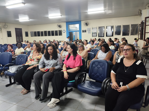 Professores da educação infantil iniciam curso para trabalhar linguagens oral e escrita com os alunos em Santos Dumont